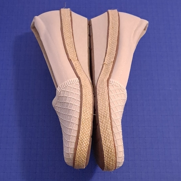 Like new! Grasshoppers Beige stretchy knit Slip-On espadrille wedges, sz 7.5 - Picture 3 of 8